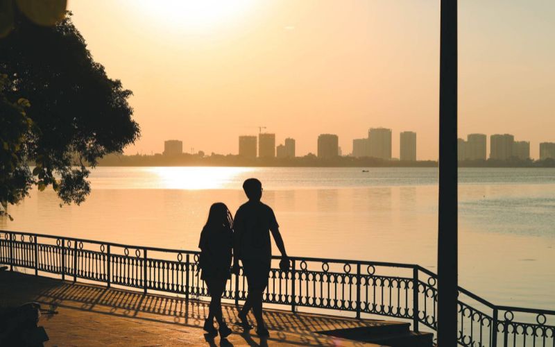 Skinship bằng cách nắm tay đi dạo cùng nhau