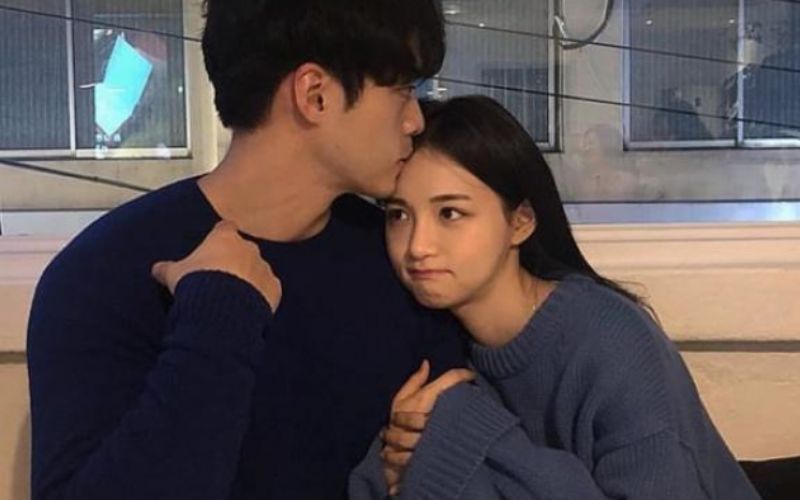 Thể hiện tình cảm public bằng lời nói có thể là nói "Anh yêu em" kèm 1 nụ hôn nhẹ