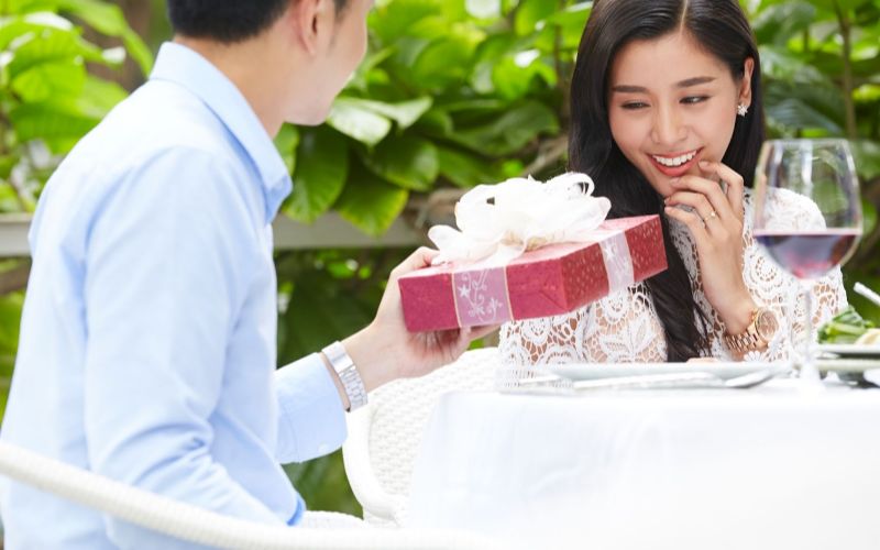 Tặng quà công khai