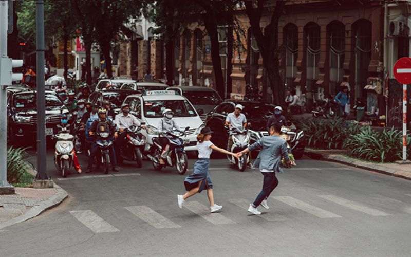 Nắm tay nhau nơi đông người