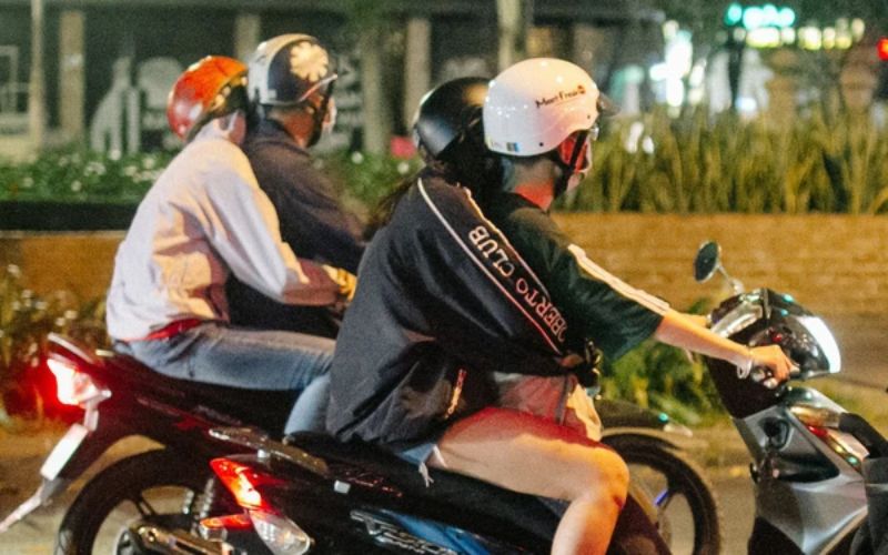 Việc ôm ấp hoặc tựa vào nhau tại nơi công cộng là một cách thể hiện tình yêu public