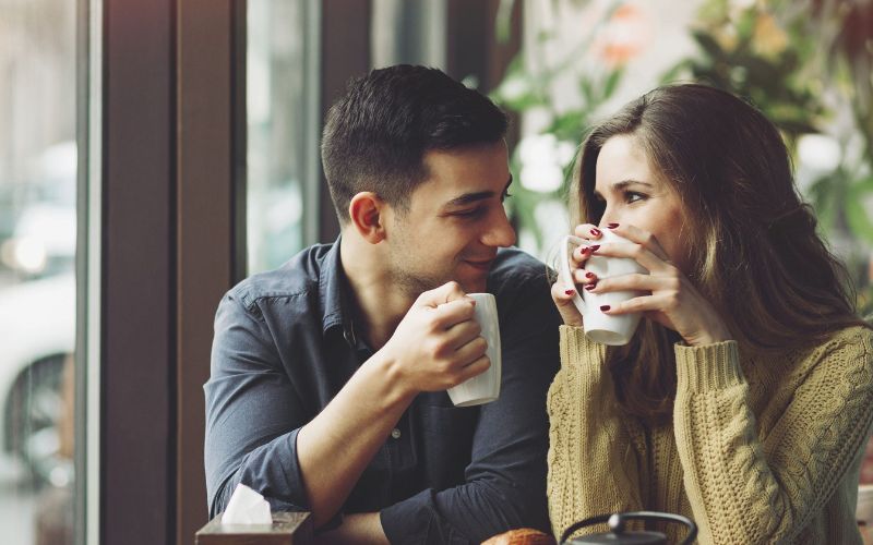 Giao tiếp bằng mắt và nụ cười ở nơi công cộng